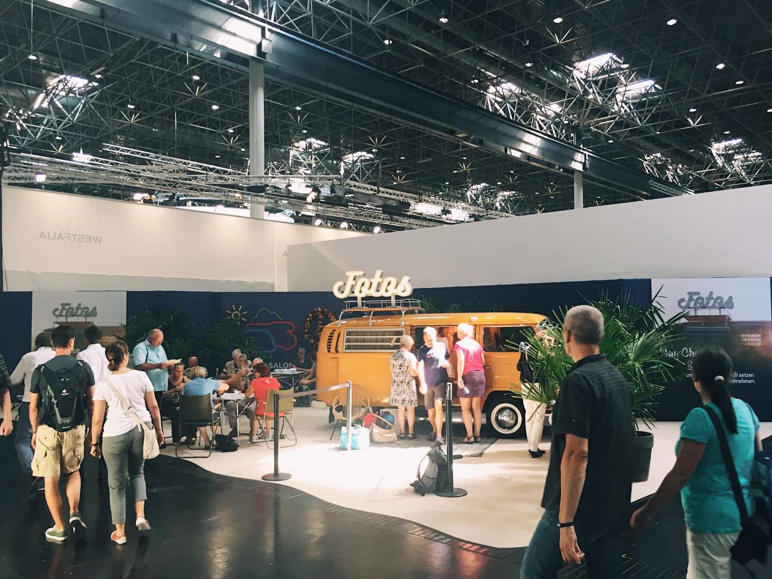 Fotobulli als Eyecatcher an einem Messe-Ausstellerstand