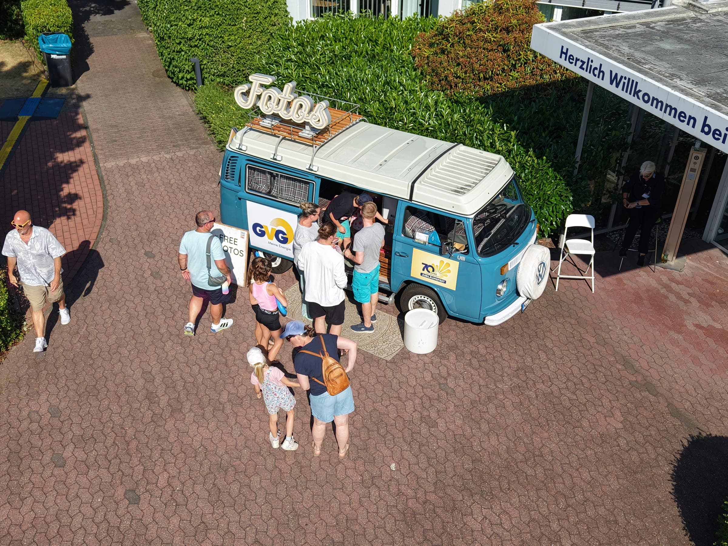 In Kunden-CI beklebter Fotobulli auf einer Promotion-Tour