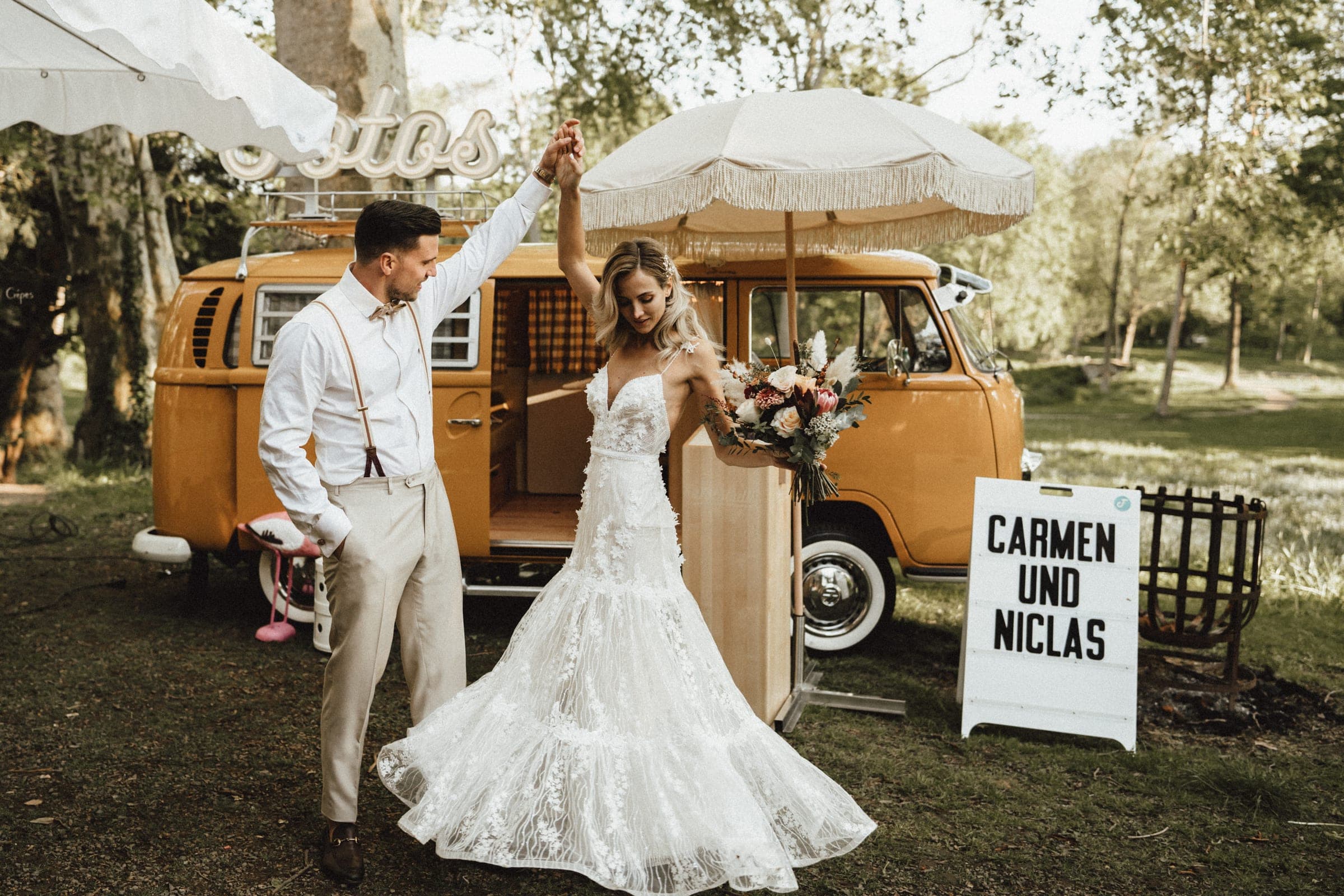 Brautpaar tanzt vor dem Fotobulli auf einer Hochzeit