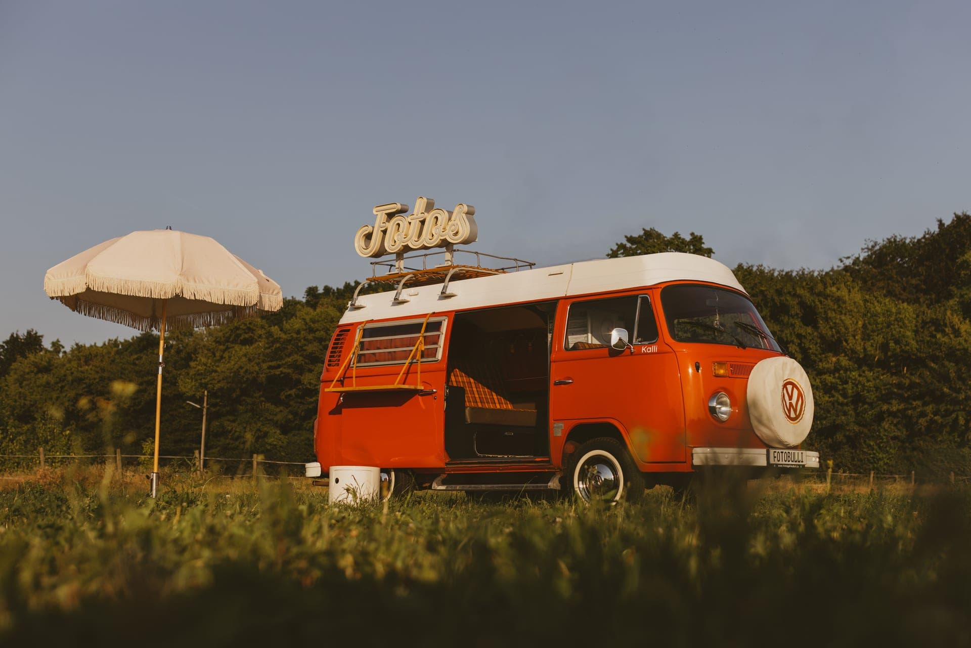 Kalli — Fotobulli in Kasanrot (Köln)