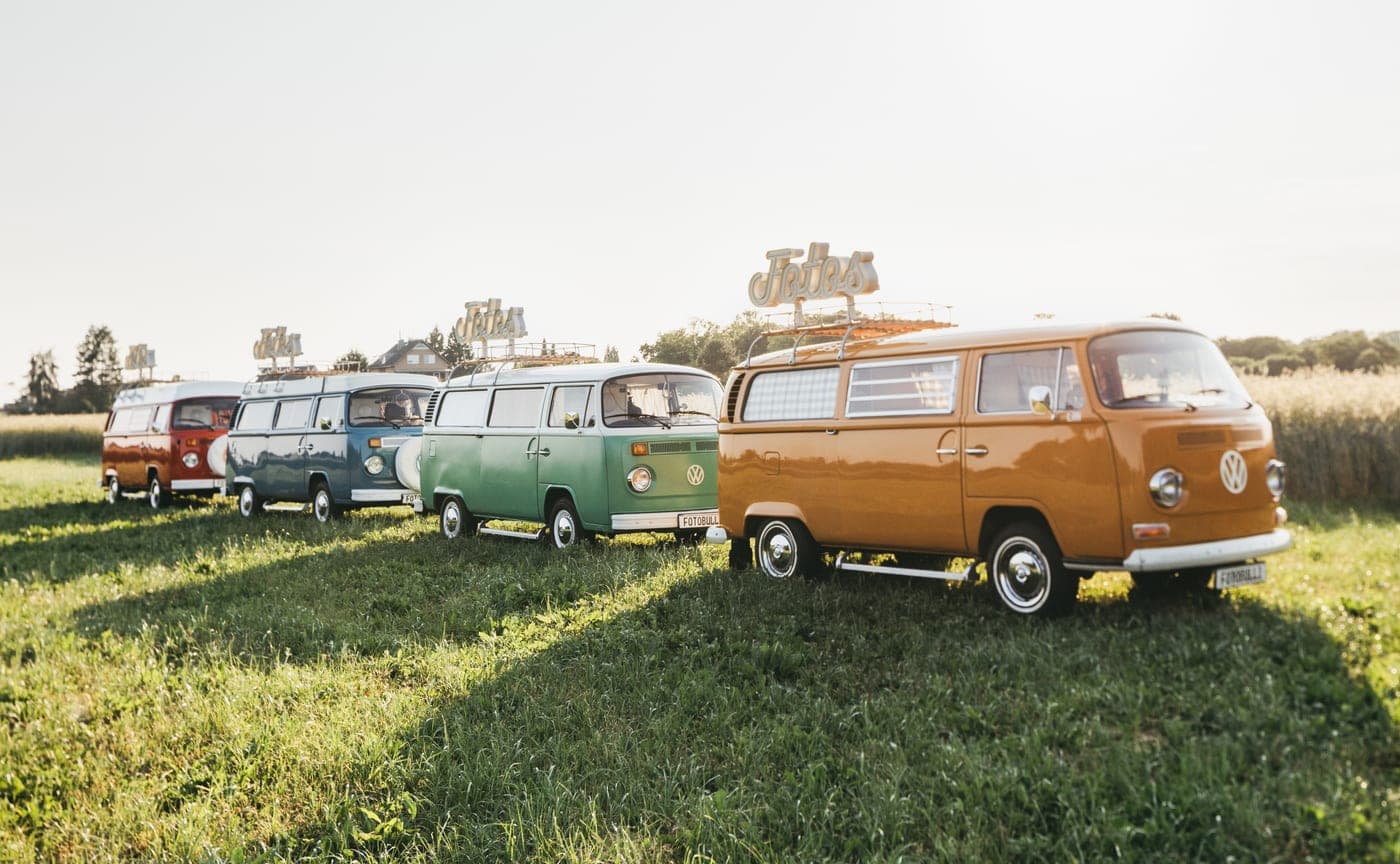 Die Fotobulli-Flotte — mobile Fotoboxen im VW-Bulli auf einem Feld