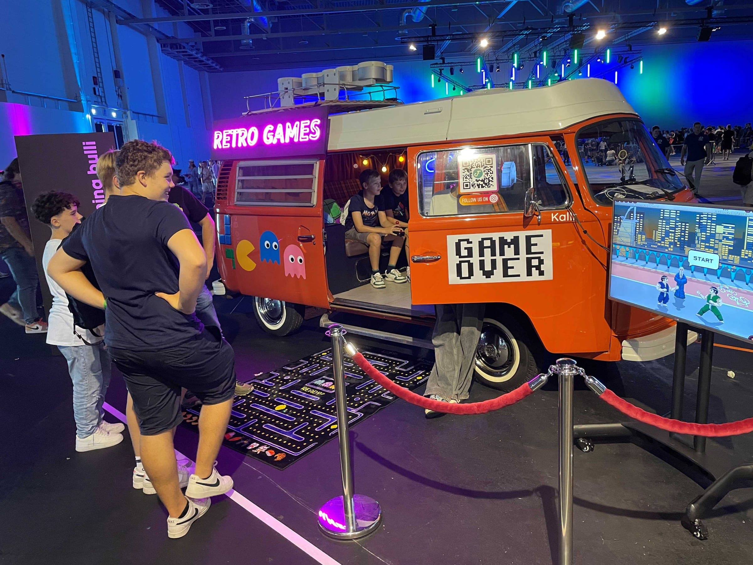 Gaming-Bulli mit Vintage-Arcade auf der Gamescom