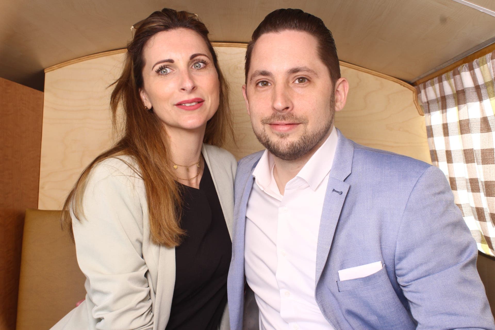Zwei Gäste im Fotobulli — die Originalaufnahme