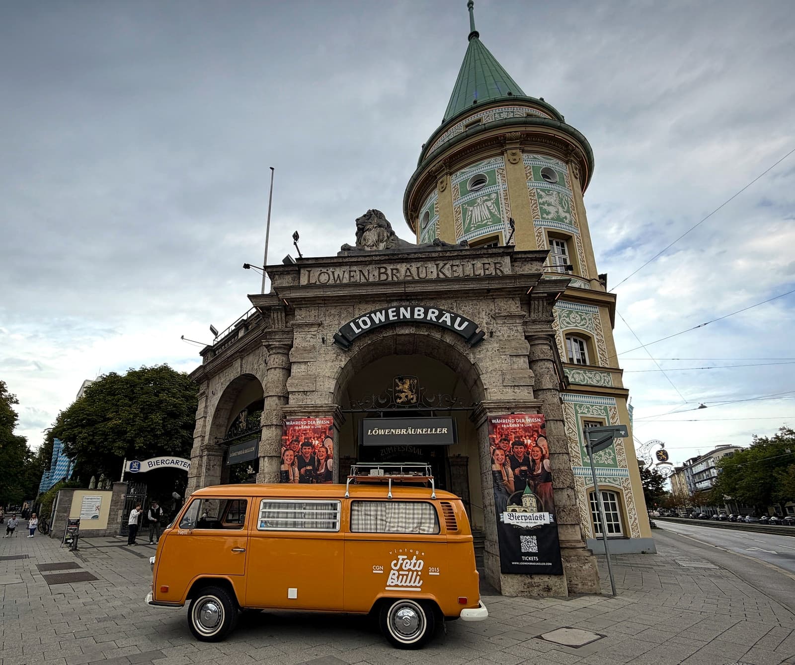 Der orangefarbene Fotobulli Nelli vor dem Löwenbräukeller in München